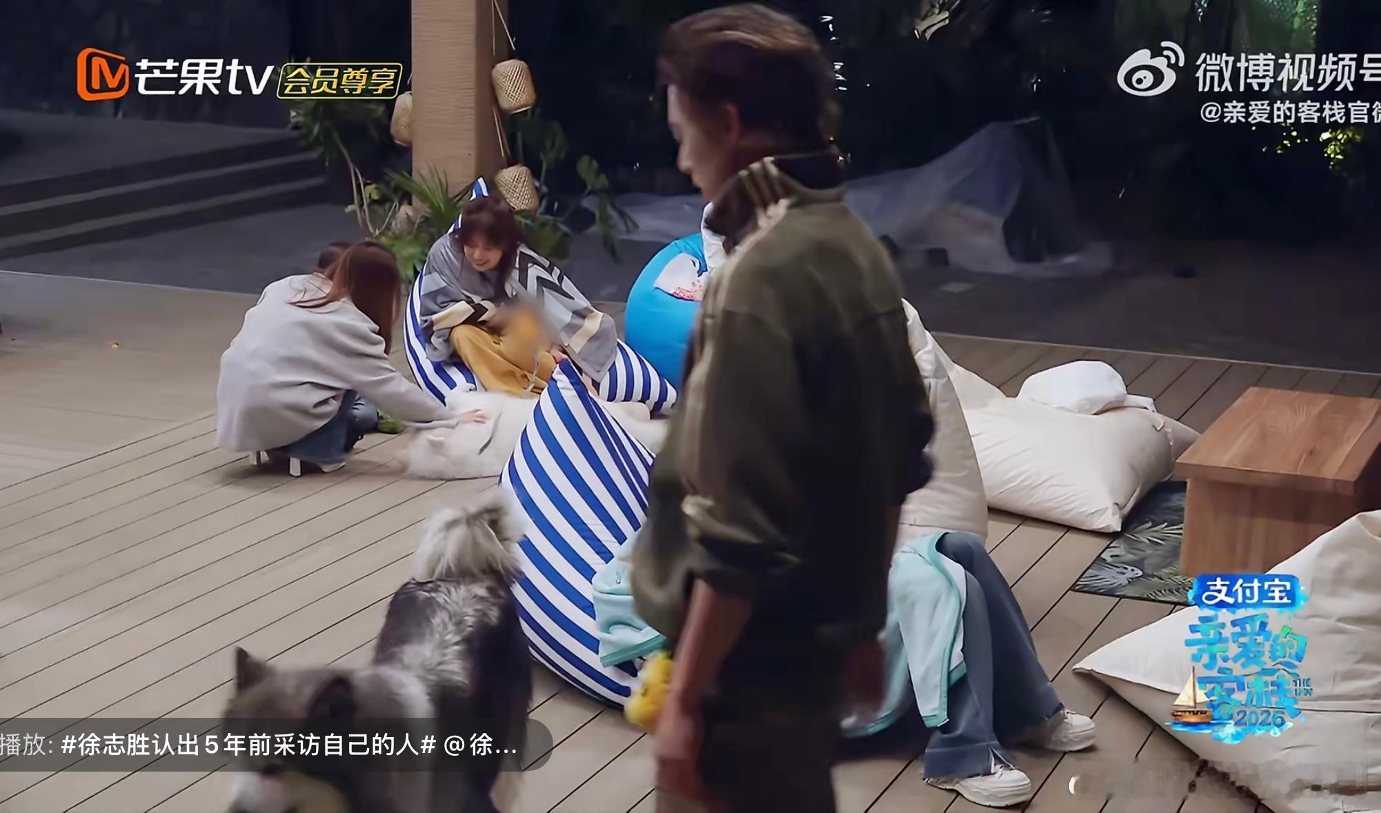 王鹤棣遛狗吵醒沈月亲爱的客栈 累到沾枕就睡，可见一整天的忙碌有多辛苦 