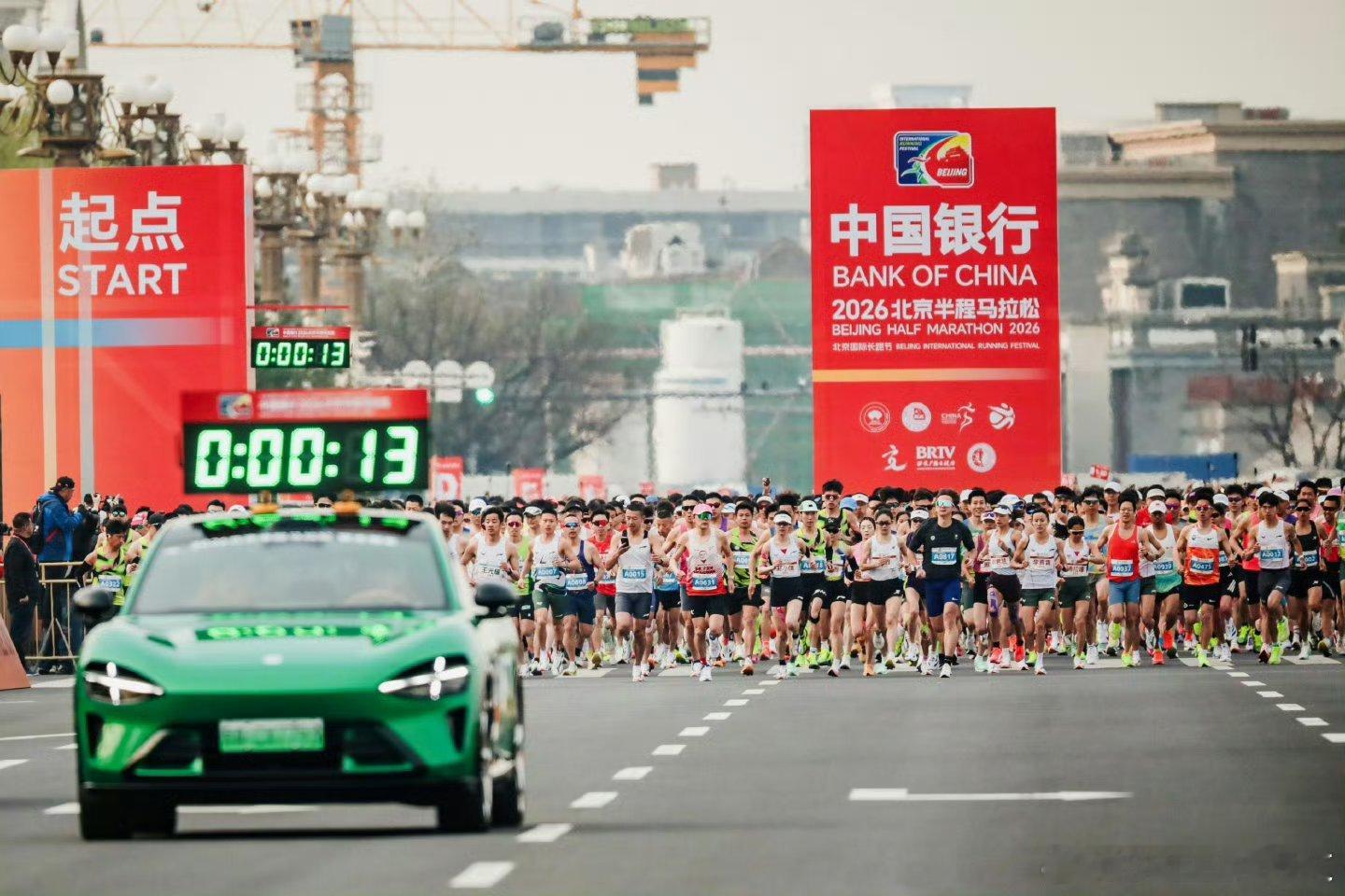 2026北京半程马拉松。小米YU7作为官方领航车跑出了阅兵既视感。有木有？ 