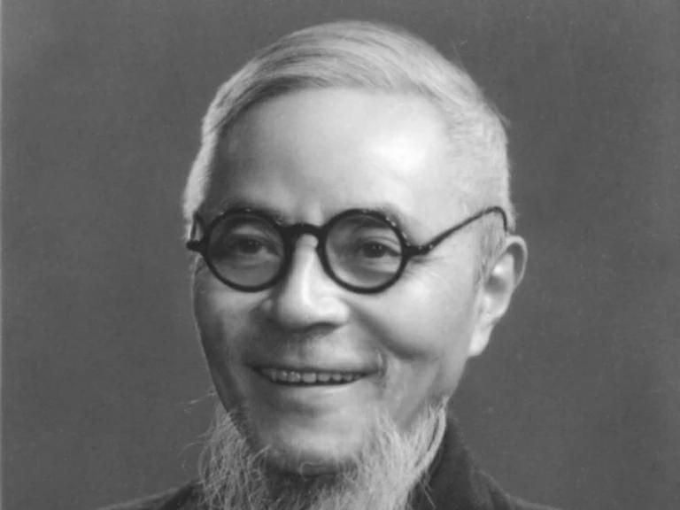 1939年，丰子恺答应弘一法师，每逢他整十生辰，就赠一本《护生画集》给他做生辰礼