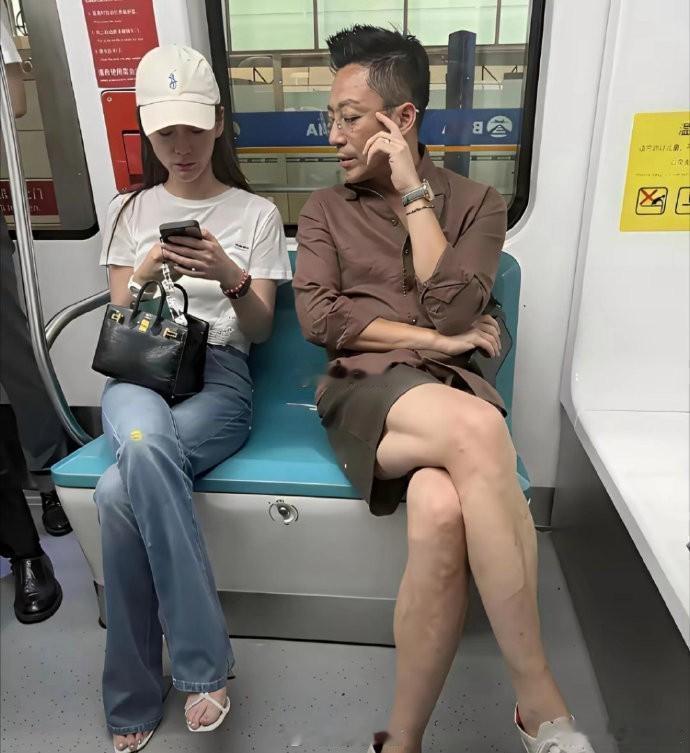 身价几个亿的大明星，居然也坐这么廉价的地铁？ 