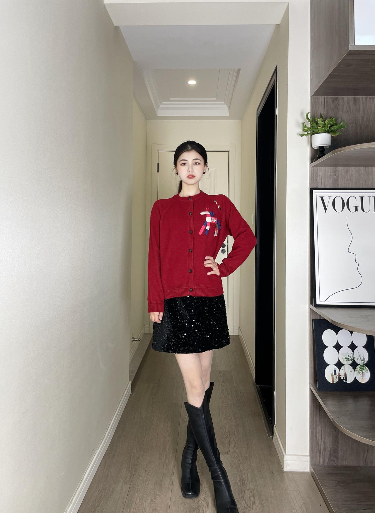 红黑配的圣诞穿搭，圣诞穿搭已就位！酒红色针织开衫是节日的专属浪漫，搭配亮片小黑裙