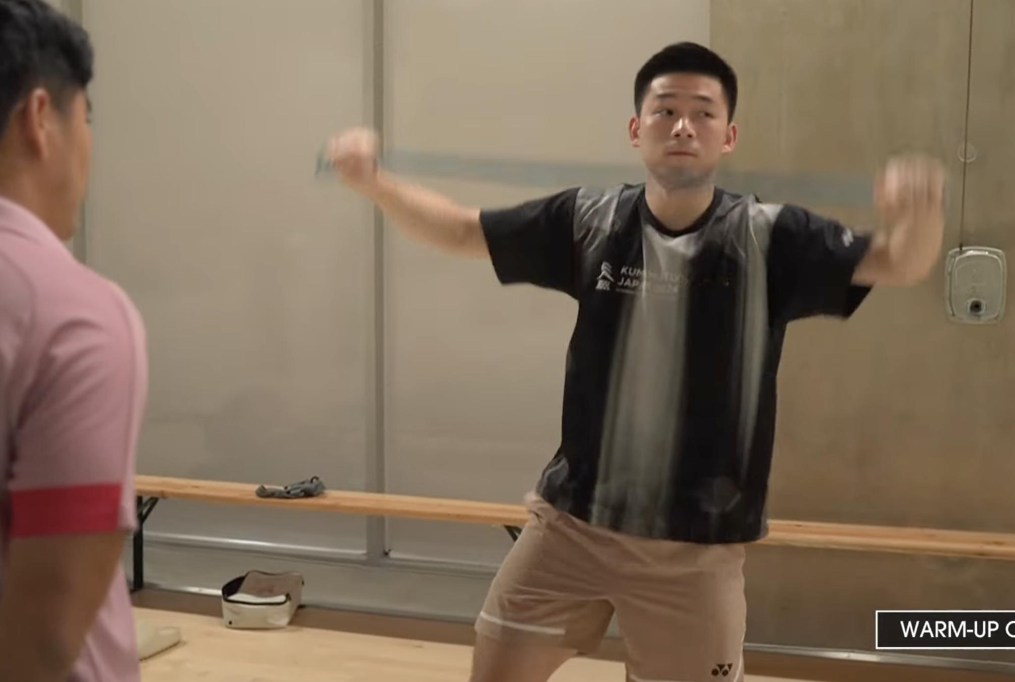 两位男单选手正在热身石宇奇vs昆拉武特2025年羽毛球世锦赛 ​​​