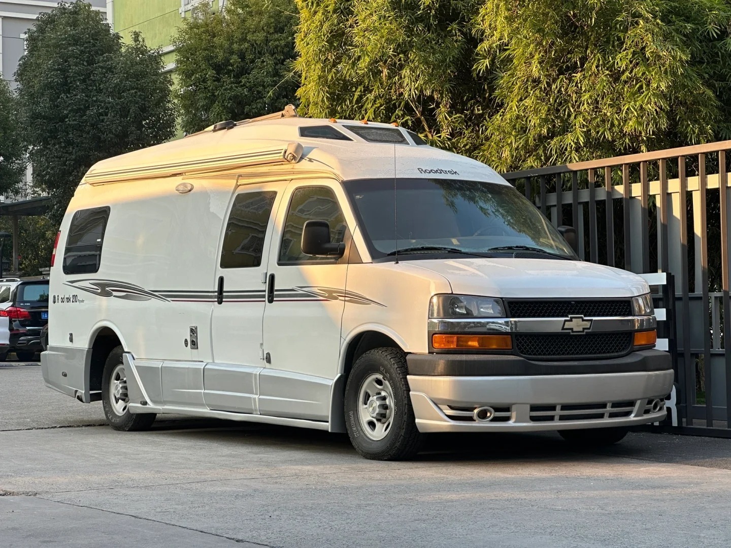 特殊车辆 Roadtrek 210房车，乍看是B型房车，实际上是T型房车，底盘车