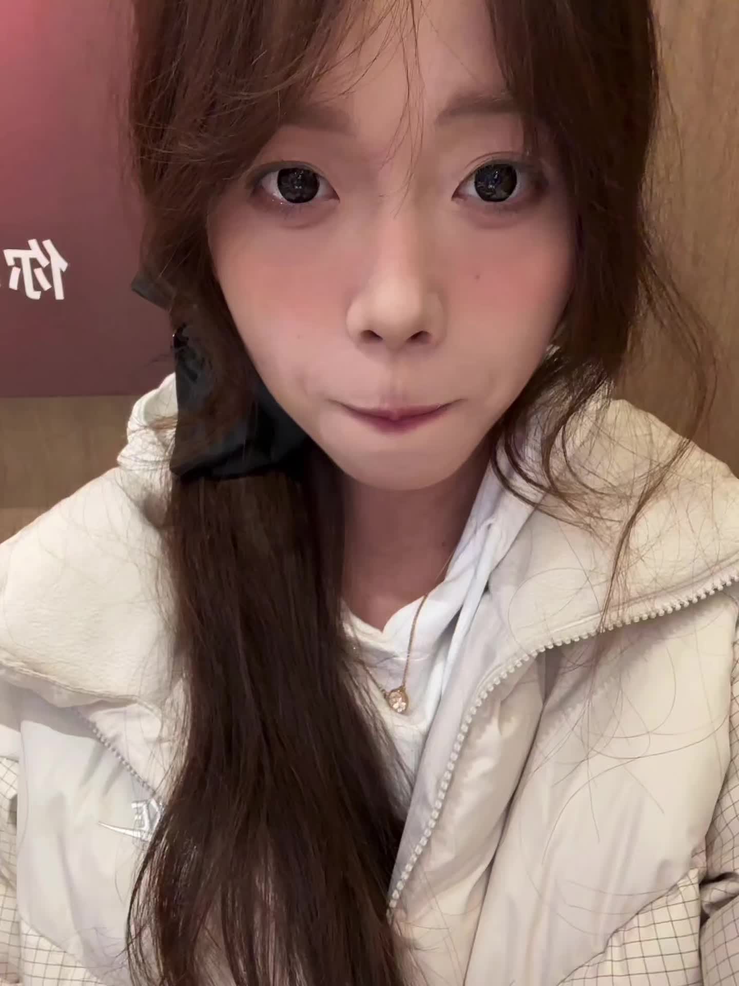 你总怕自己不够漂 亮，于是学穿搭，去減肥，可漂亮的女生还是一把接一把...