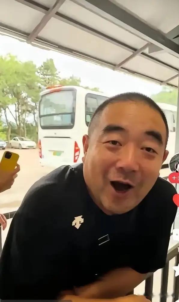 真看不下去长城这位导游的双标操作，表面穿戴体面光鲜，做事格局小到离谱。

烈日下