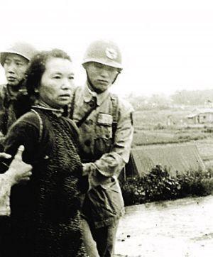 1950年，一名被国民党逮捕的女子悄悄地用水分四次吞下随身携带的金锁碎片，出现了