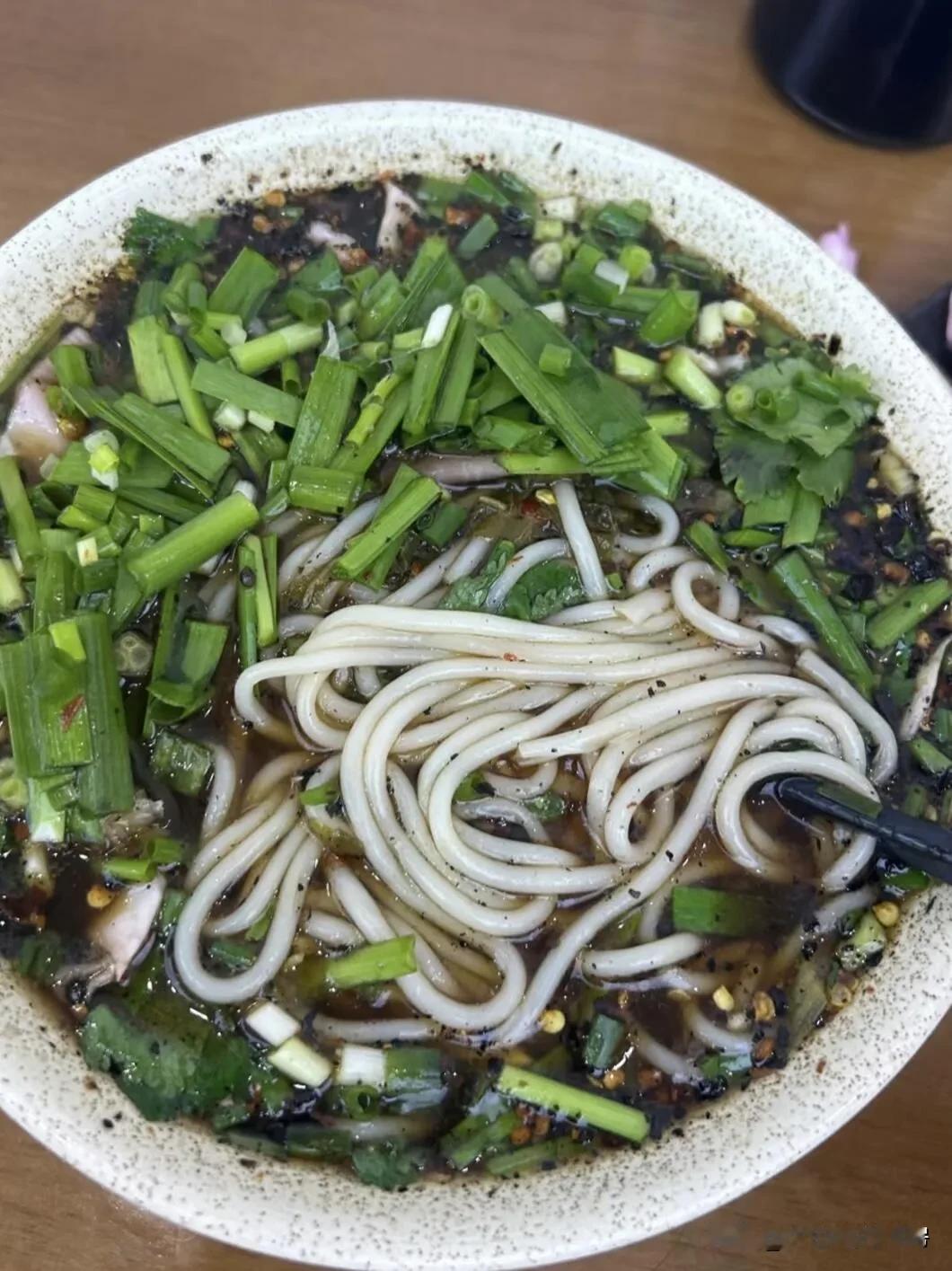 贵州米粉真的绝了，我恨不得葱都是我的！贵州不愧是嗦粉界“王者”，连殡仪馆的米粉都