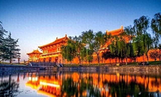 河南大洗牌！洛阳突然火了，郑州开封集体惊呆了～[尬笑]

走在洛阳洛邑古城的青石