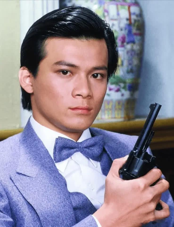 2000年，黄日华的妻子梁洁华，和一名男同事驱车到小树林里“约会”，黄日华气愤地