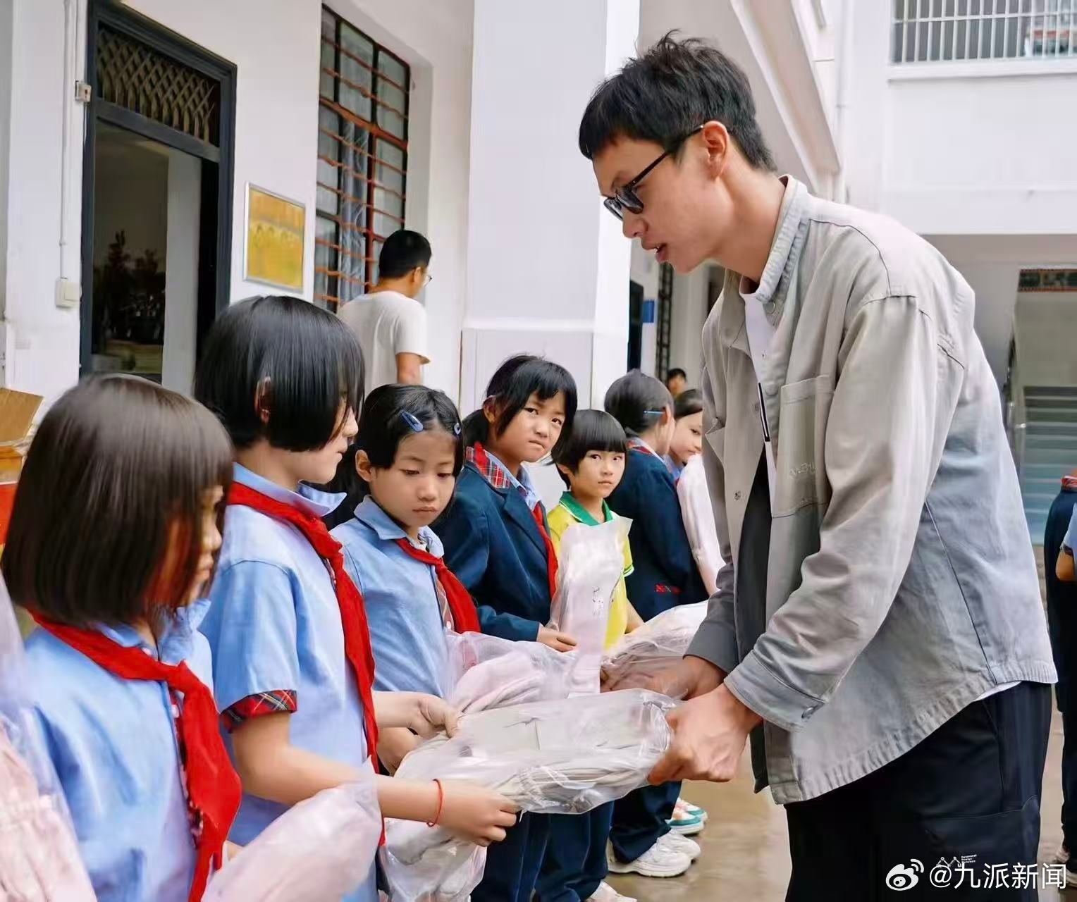 #退役运动员支教3年称对现状满意#【#云南山区支教3年退役运动员发声#】李益（化