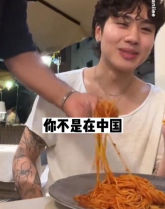 中国游客在意大利用筷子吃意面，服务员看到后立马拿着叉子过来，对游客说：你在意大利