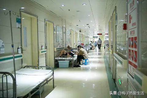 十堰太和医院普外二病区“一床难求”，走廊加满病床，手术患者排满！
 
6月13日