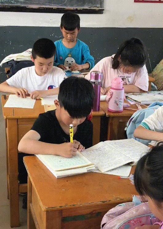 果然不管是什么时候，坐最后一排的，都是动手能力最强大的。