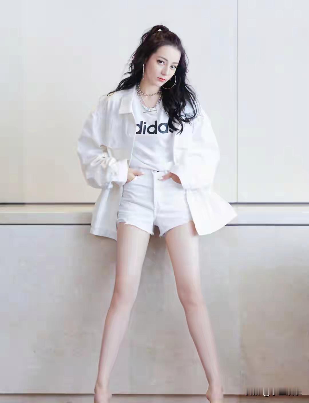 迪丽热巴超短裤尽显大长腿，无论从身材，颜值，热巴都杀疯了。
佟丽娅美我不惊讶，古