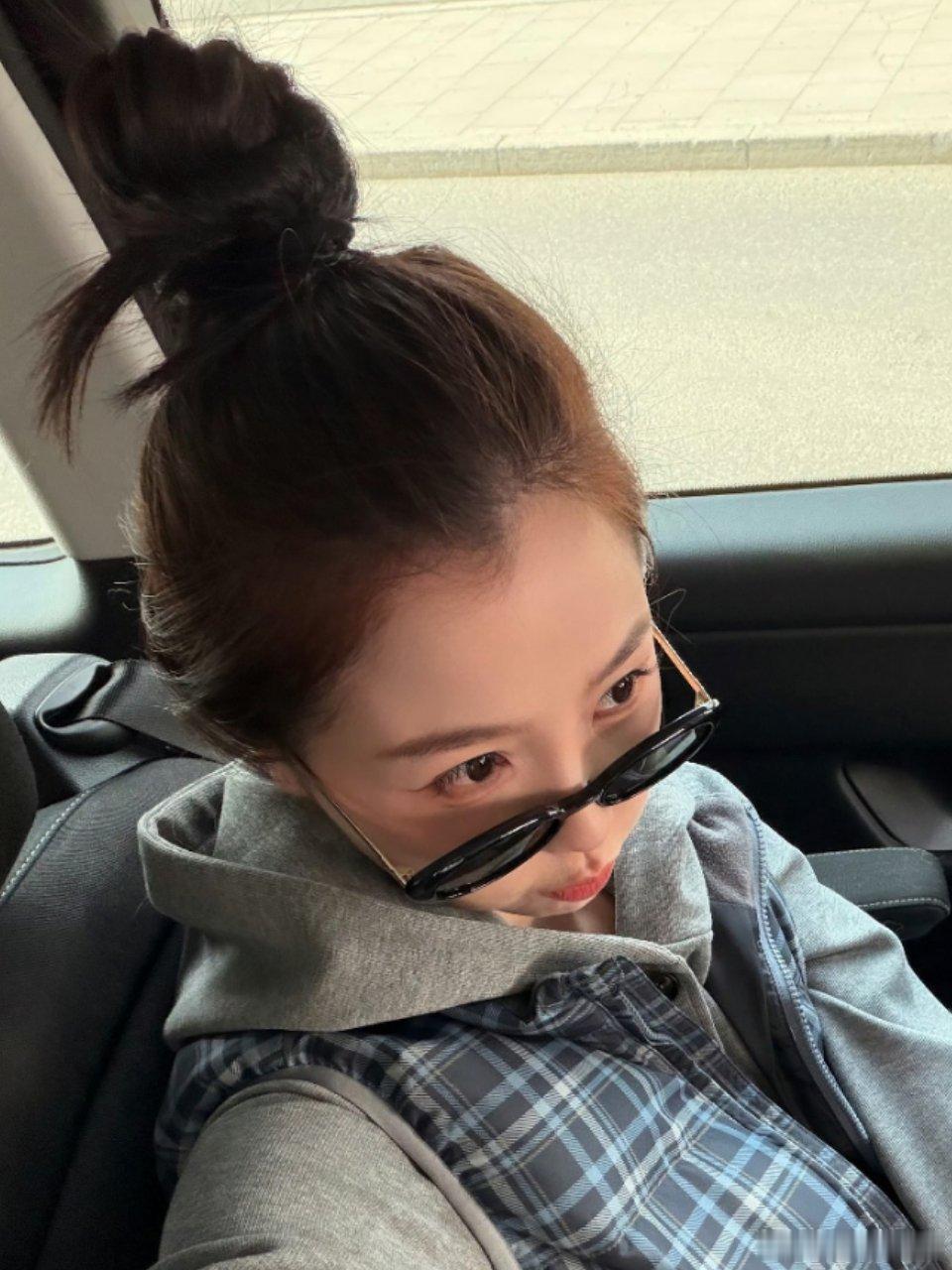 虞书欣丸子头发际线有点高啊