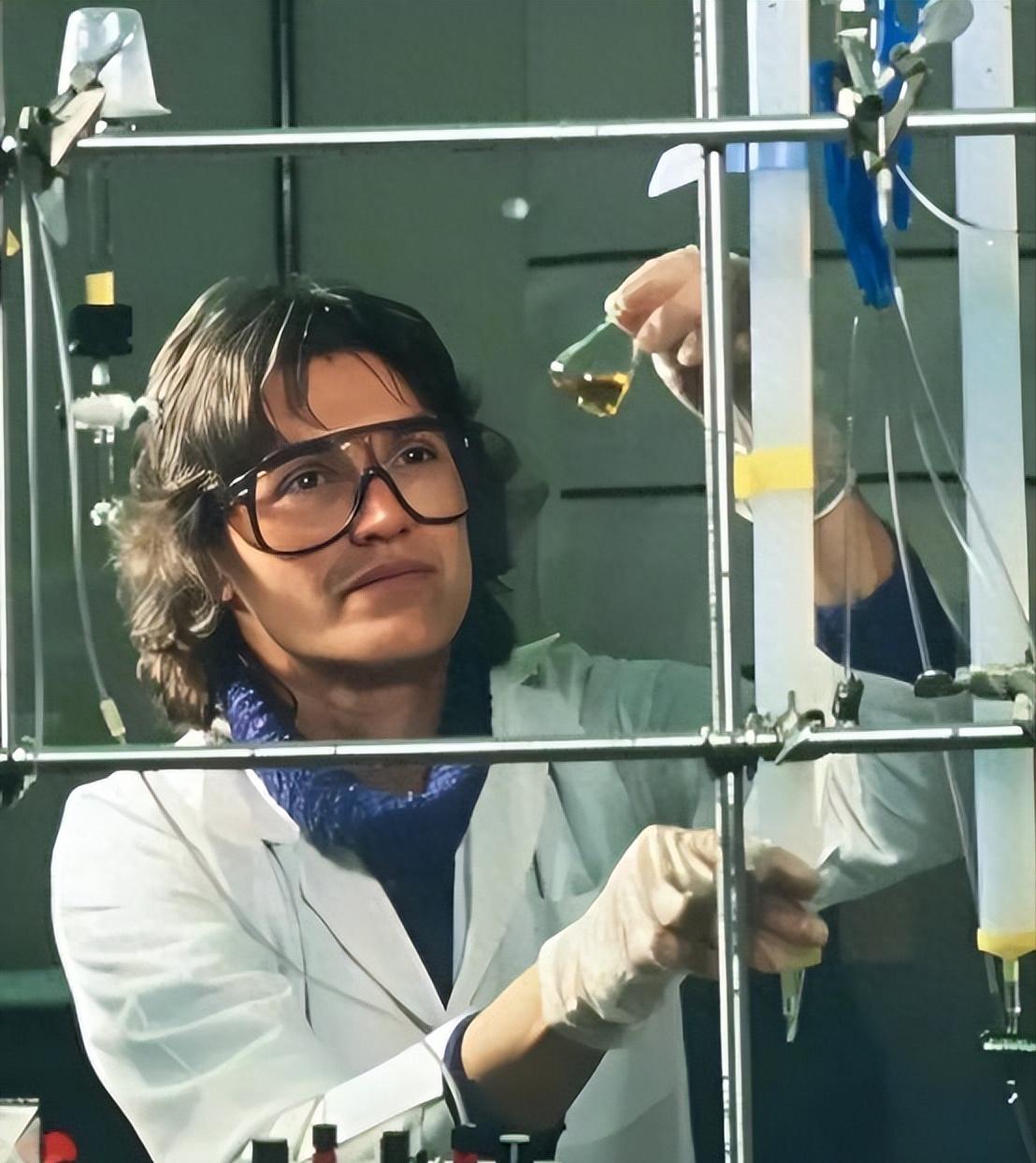 1996年，一名女科学家在试验时，不慎将两滴化学试剂滴在了橡胶手套上，她立刻摘下