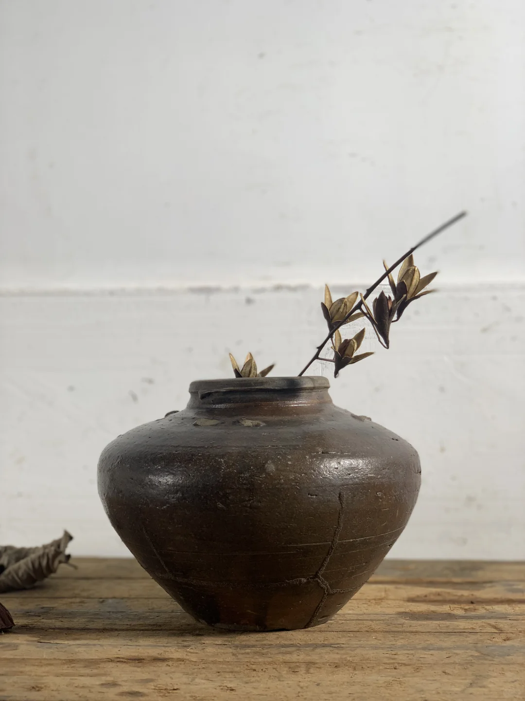 偏平小陶罐；花艺插花；民宿茶室侘寂摆件。