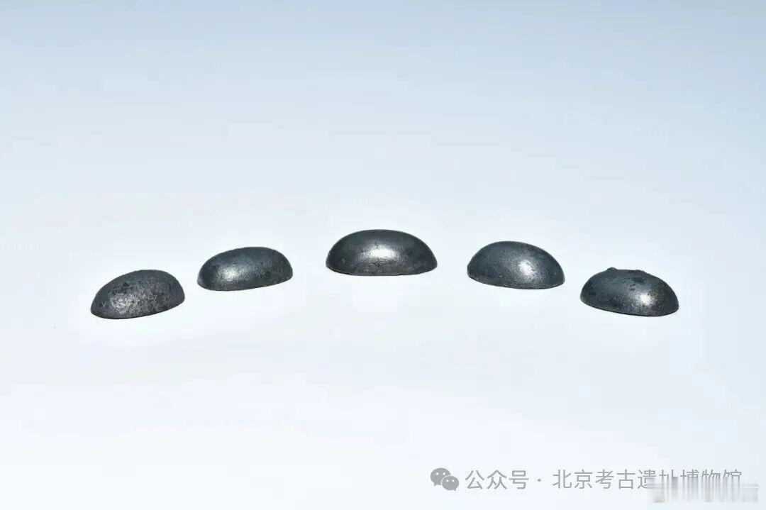 考古新知什么是泡饰 之前聊过当卢、节约，今天咱们再认识一种车马装饰——泡饰。它外