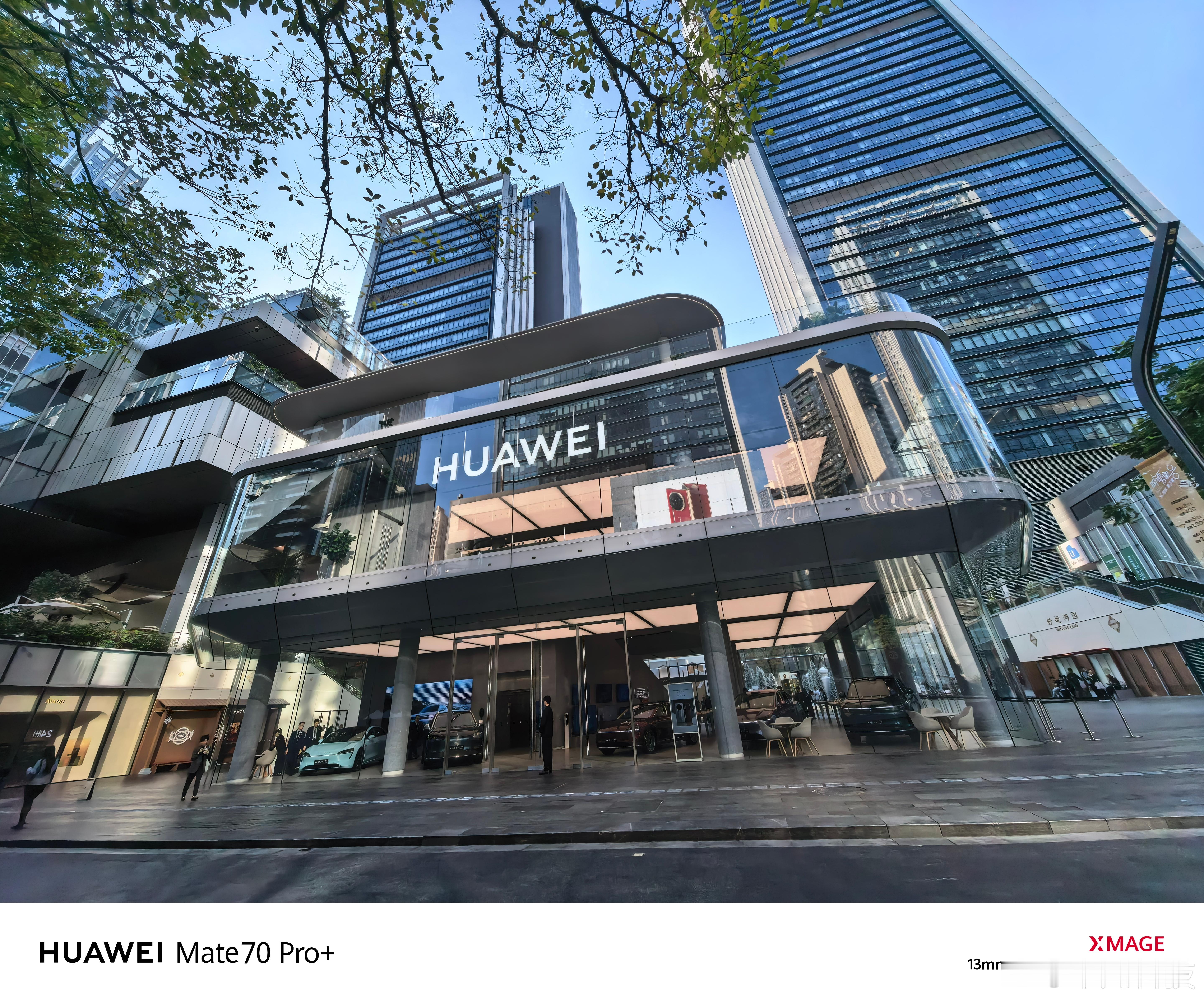 已经来到华为万象天地旗舰店了，一会儿排队买手机，但是门口怎么来了这么多的人？是直