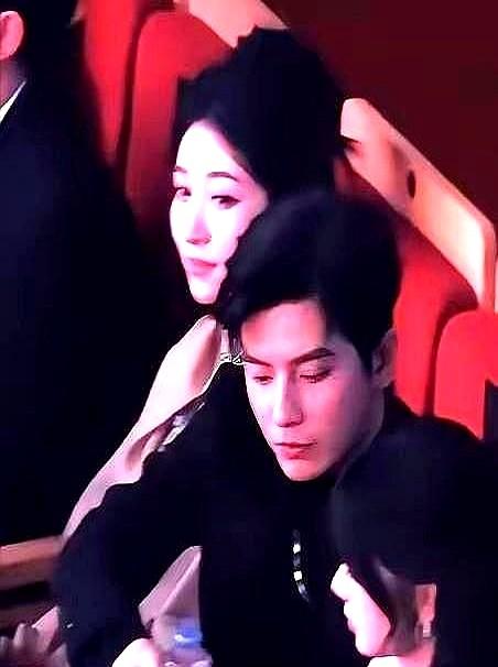 谁能想到一场创作者大会，竟成了大型社死现场？某女博主本来兴冲冲参加红果创作者大会