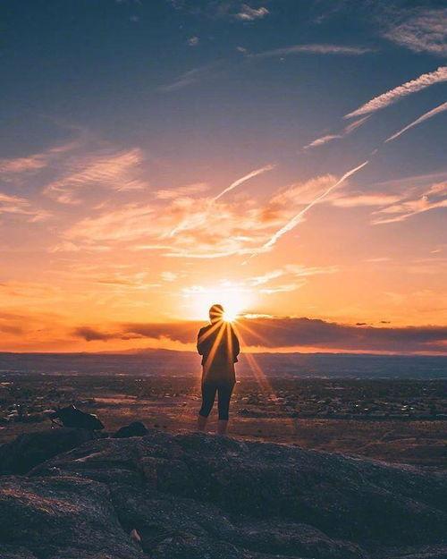 能送给我一句处在低谷期激励的话吗低谷就像隧道，看着黑沉沉的看不到头，但只要接着往