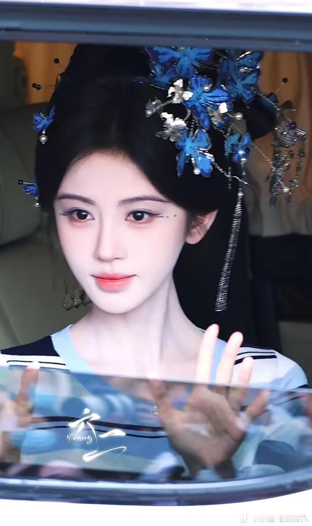 这个蓝色眼影好有新意，很适合鞠婧祎 