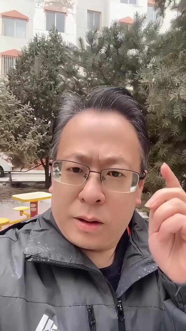 人正他就充满了正能，如果我用你待我的方式待你，恐怕你早已离去了。好好体会这段话适