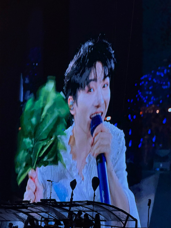 周深不许你再倒霉啦 家人们快看！周深在唱《小美满》前，拿着特意准备的柚子叶对着镜