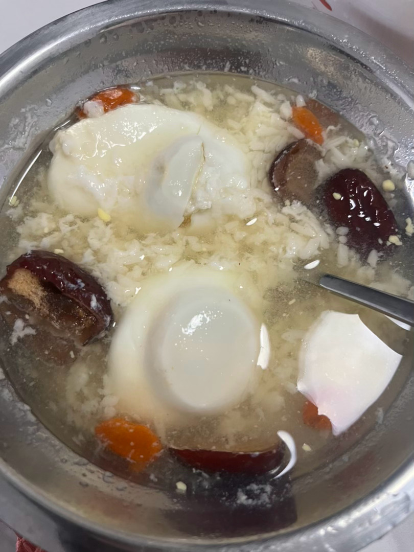 早起忙活了大半天，更换清洗床品被套，清扫家务。带着两孩子去理发，买了蛋糕，吃了小