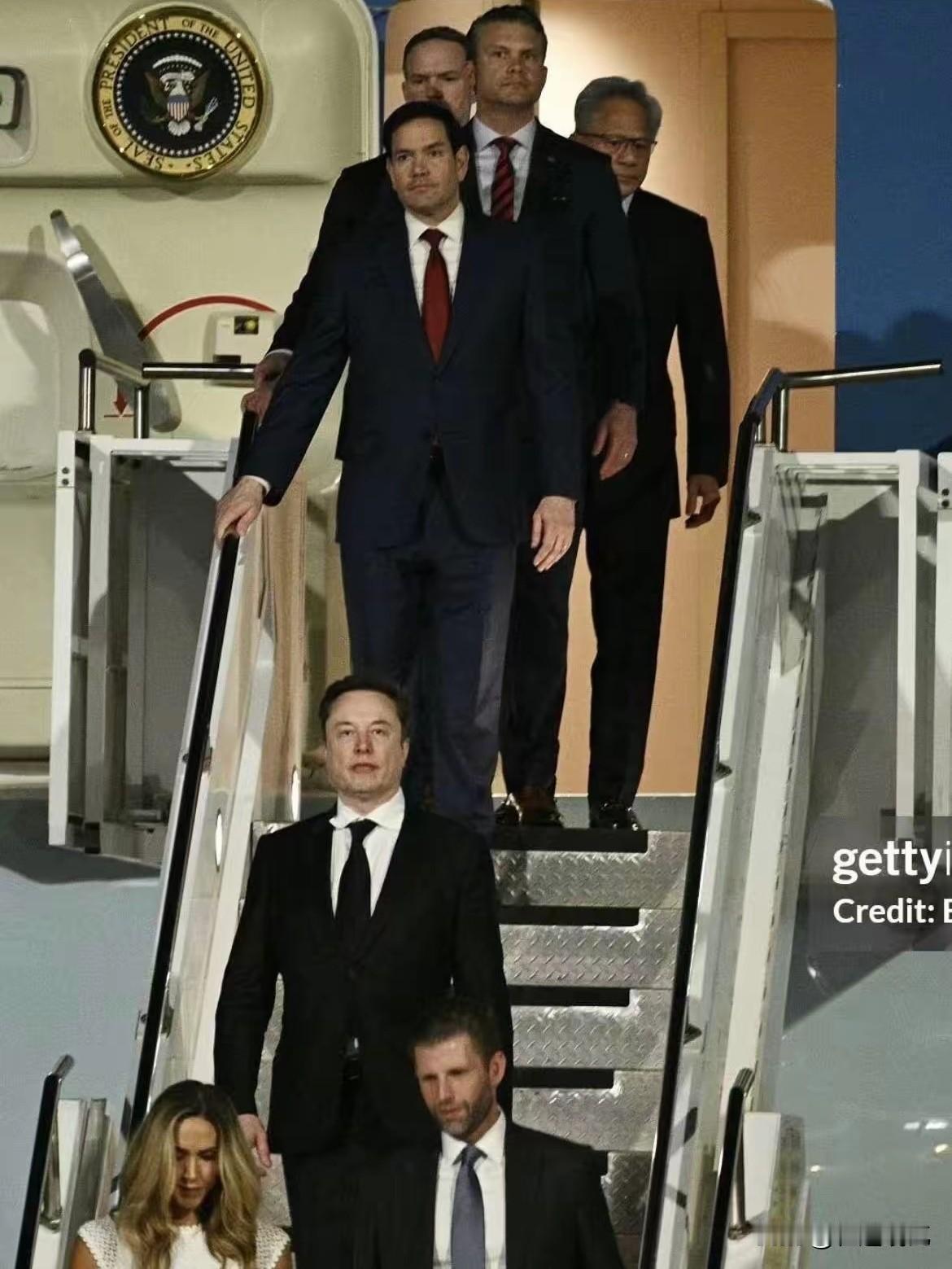 有细心的网友发现，一个公司老总走在国务卿和战争部长前面，是不是没有做足功课？会不