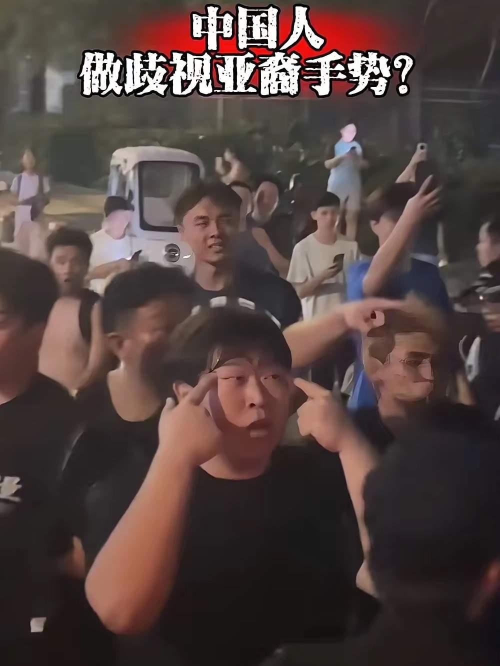 上次我说申花那三个人被拘留有点太严了，还一堆人跟我杠。你看这个武汉三镇的球迷，搞