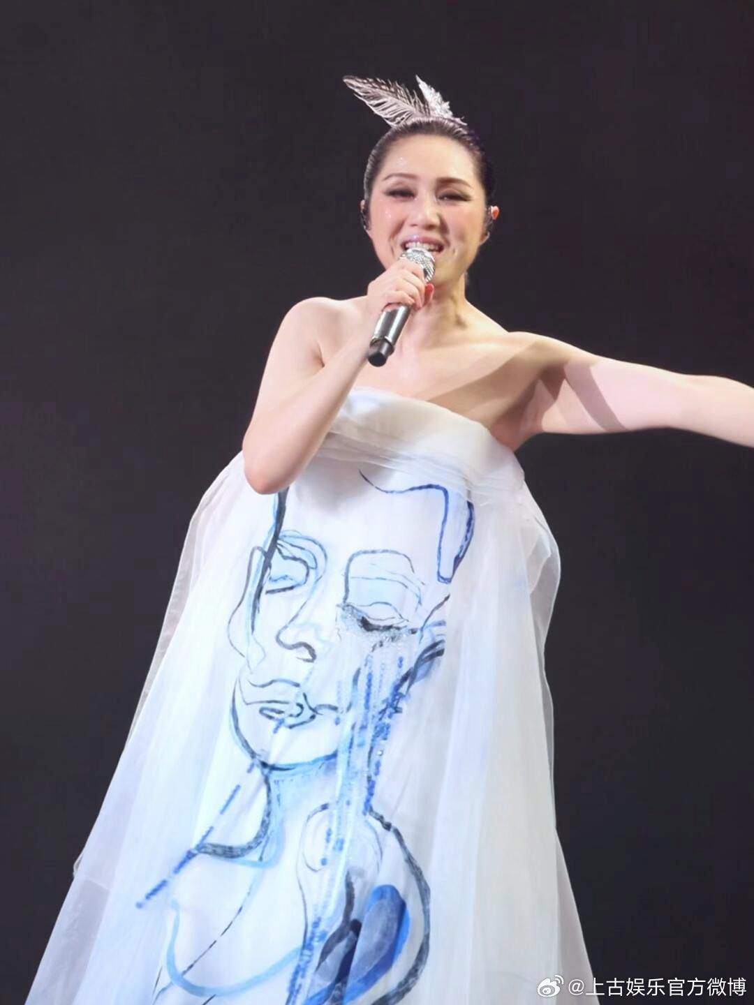 杨千嬅长沙演唱会首唱高我 歌声有温度，旋律有力量！杨千嬅用《高我》诉说自我成长，