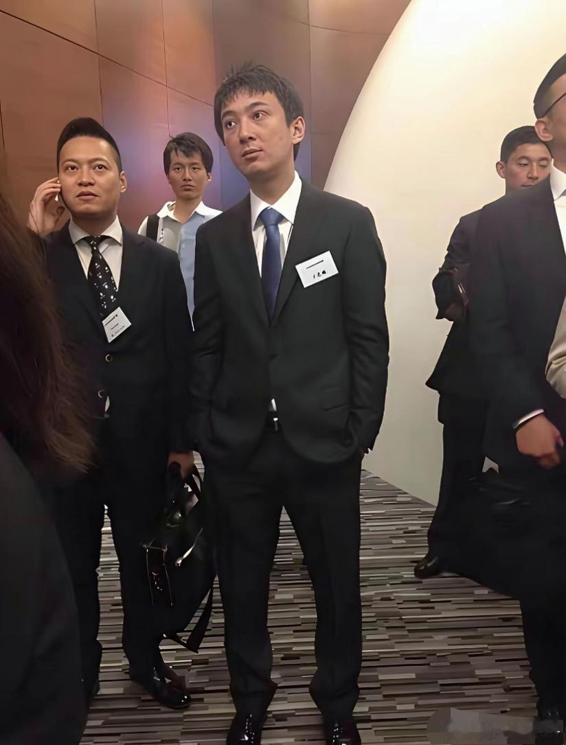 这还是当年的王思聪吗？感觉憔悴了好多，自从他们家公司一直在偿还债务，换女朋友也少