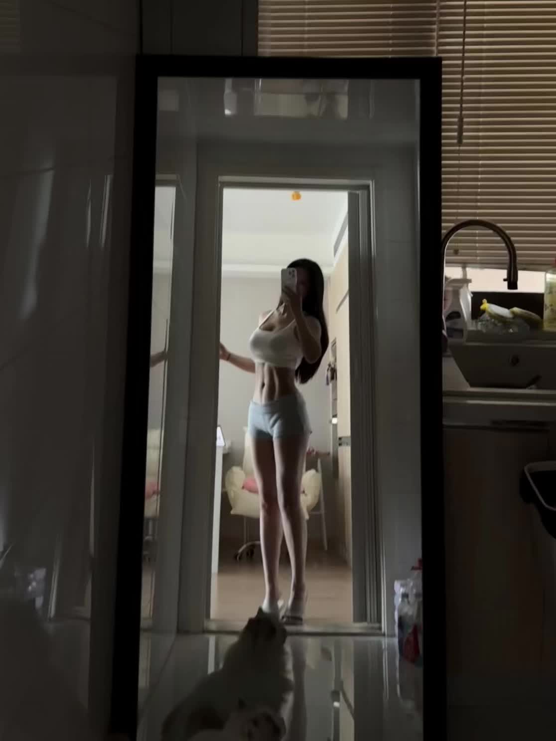 身高不够 垫脚来凑