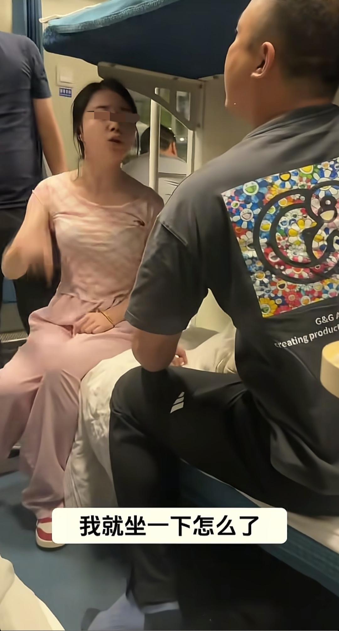 火车霸座后续！女子占别人下铺死不让位，还嚣张挑衅：你敢打我吗

事情发生在一趟运