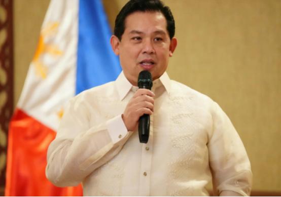 马科斯这次真悬啦！46只行李箱全部装满现金，莎拉抓到马科斯阵营贪腐关键证据。
