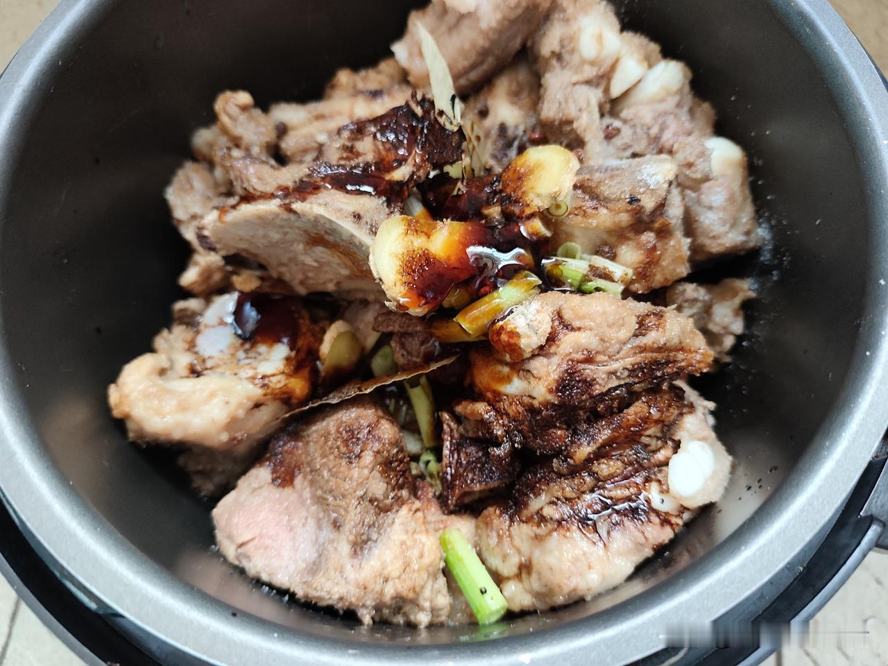 哈，我第一次炖排骨[捂脸]

又在外面住了半个月
昨天晚上终于回家住了

今天早