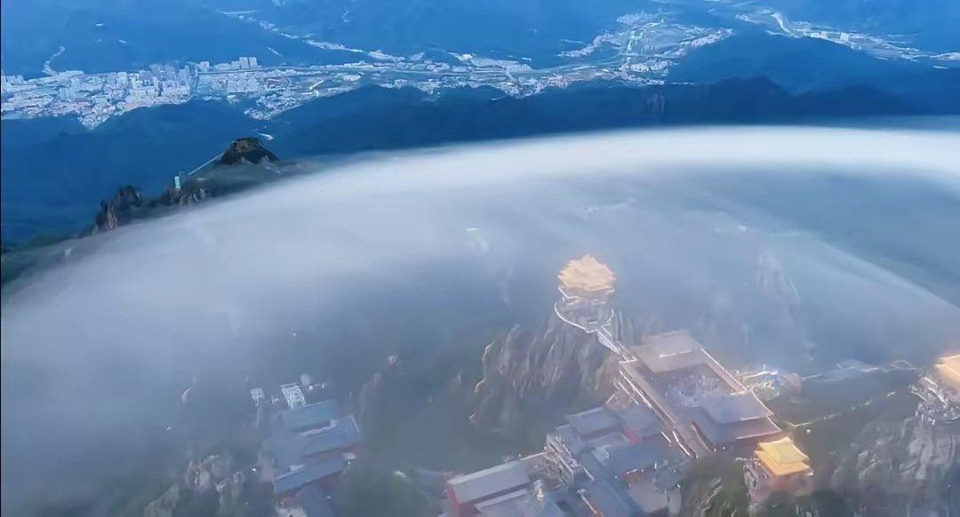 网友拍到河南老君山的“灵气护罩”。 ​​​