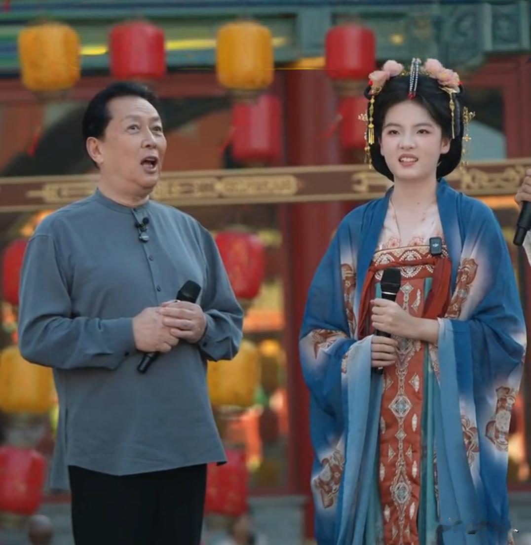 唐国强身边的这个小姑娘，14岁身高就达到了1米76。以前只听说过山东大汉，原来还