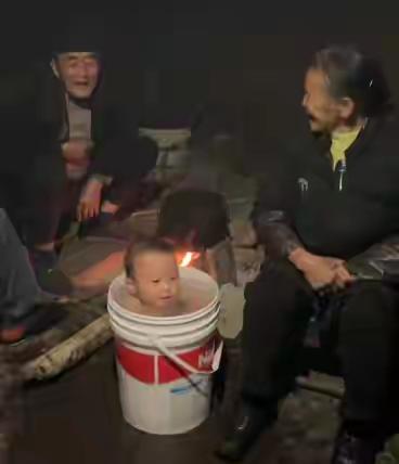 太爷爷一句想你了萌娃随父母回村太爷爷一句“想你了”，跨越三百公里山路换回团圆。血