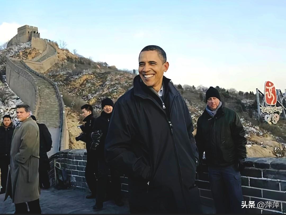 2009年11月18日，美国总统奥巴马访华期间游览北京八达岭长城的经典瞬间。他冒