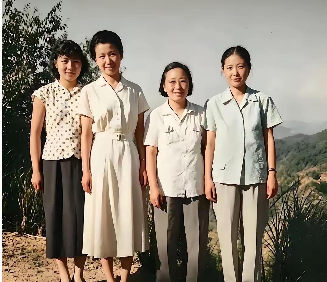 上世纪50年代拍摄于庐山的一张照片，我敢打赌，认识三位以上，你绝对是历史课代表，