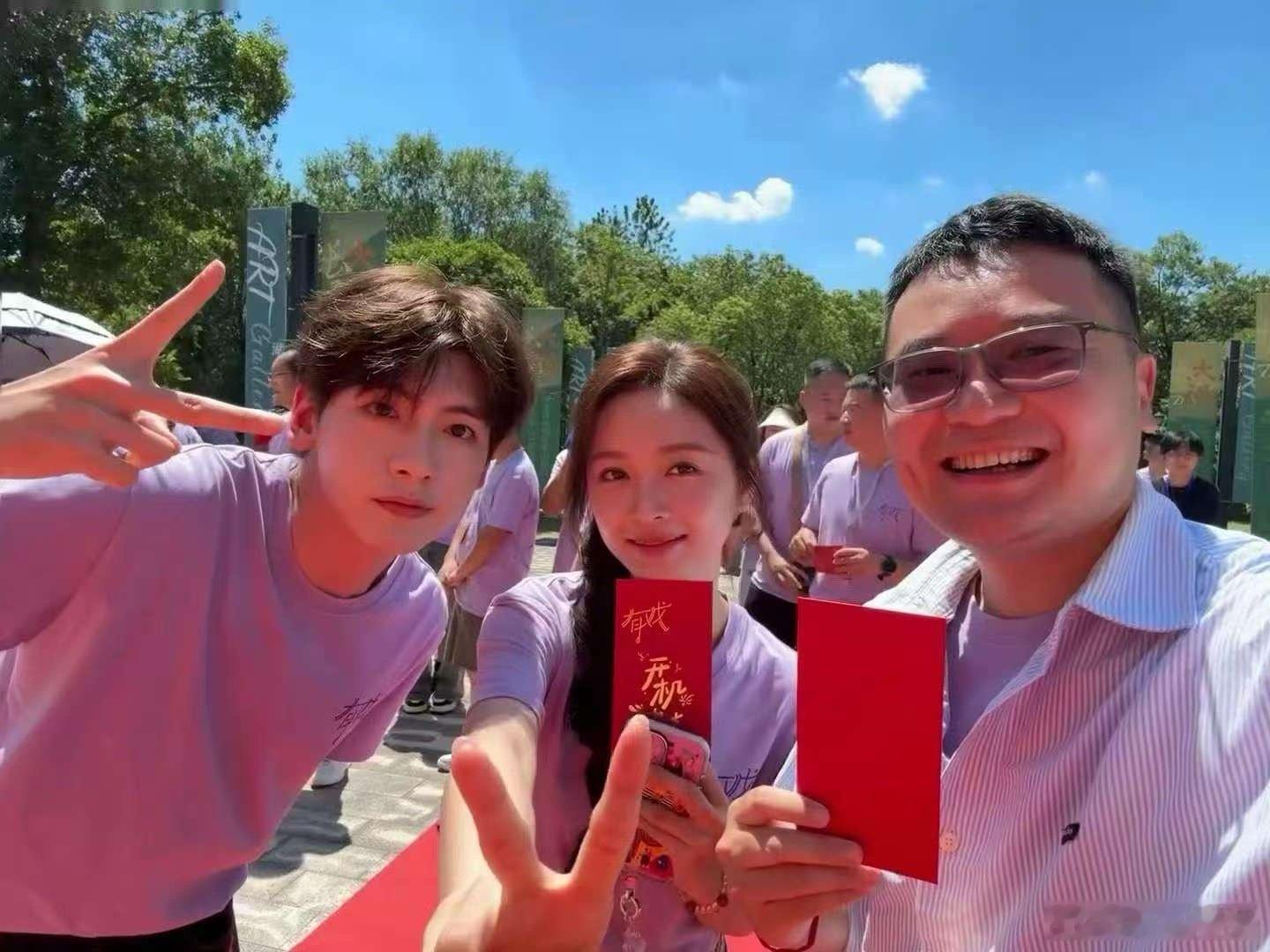 吴宣仪翟潇闻开机合影吴宣仪翟潇闻新剧开机合影吴宣仪翟潇闻开机合影，期待，[哇][