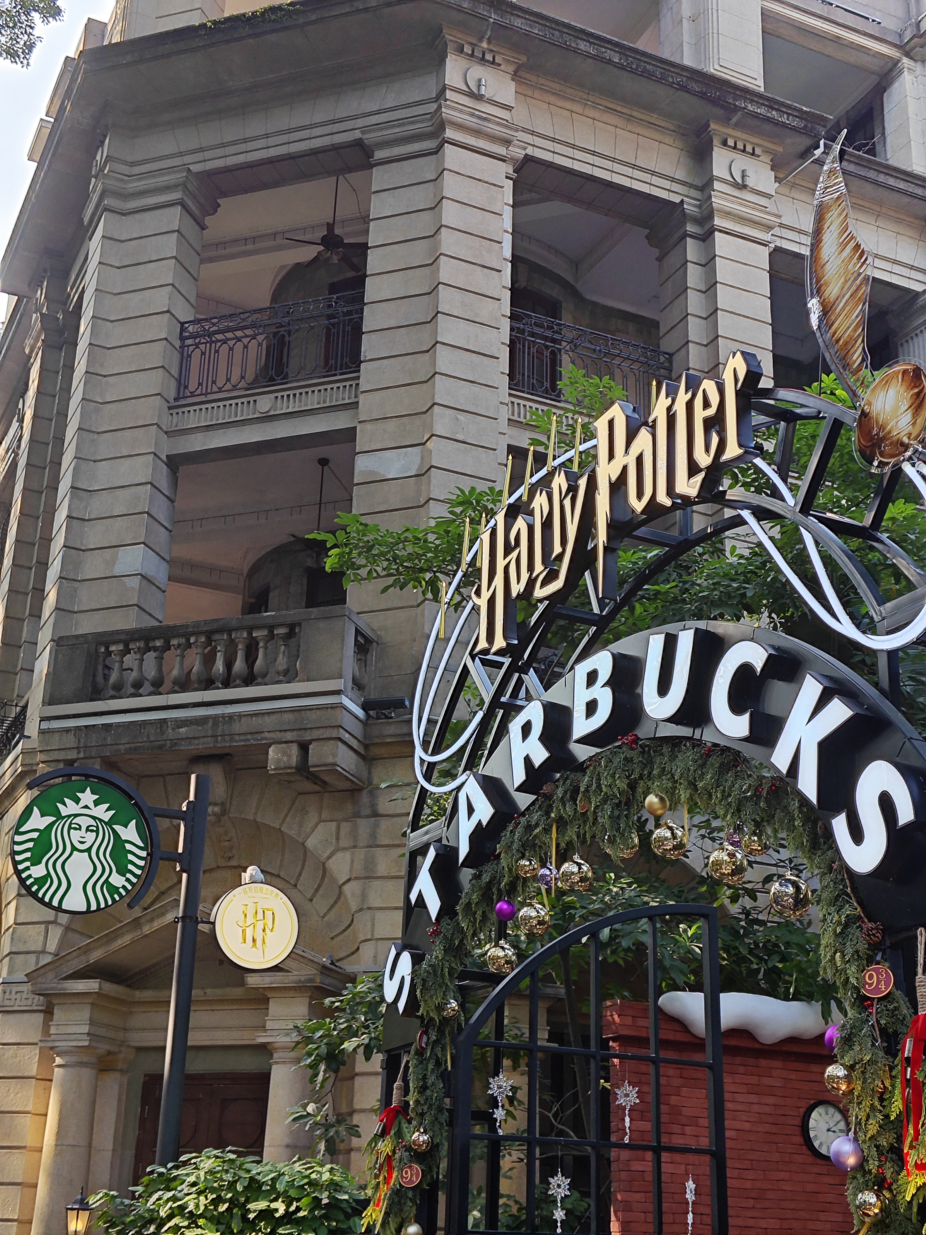 今年圣诞节的氛围已经铺满了，同时拥有咖啡、甜品这些美食和全浓度的哈利波特主题盛宴