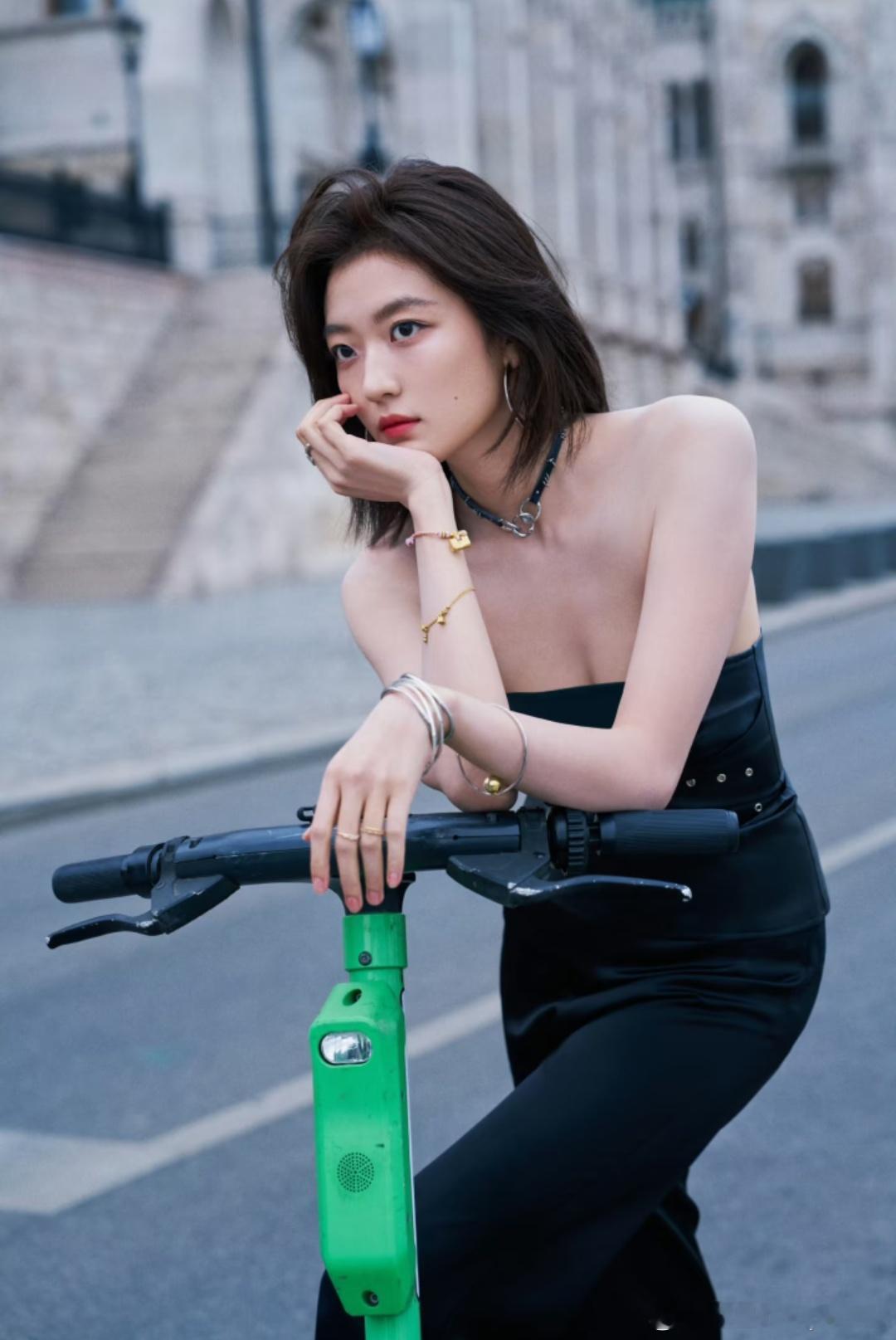 孙千这组微醺下班照太戳人了！没有精修滤镜，只有朋友小聚的真实松弛。在人人紧绷的娱