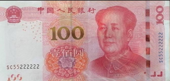 清晨的菜市场街头，几个年轻人拿着碗盖着钱让大家猜是哪一个，有人旁边一直猜中，移动