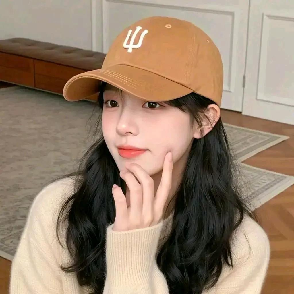 复古棒球帽搭配毛衣，冬日里的一抹暖阳棕色t恤棒球帽 秋冬帽子穿搭 宝蓝色棒球帽 