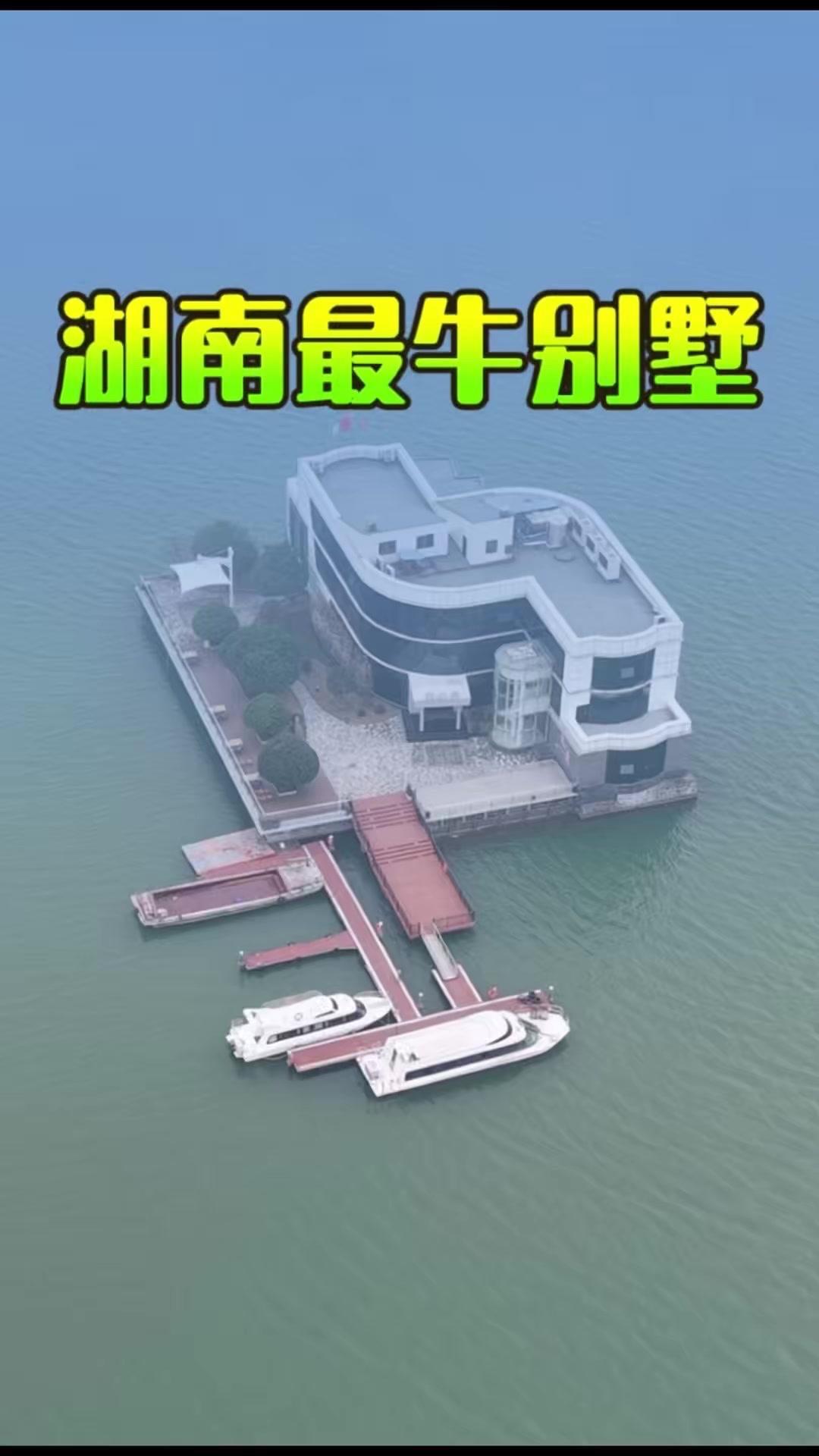 完全由钢筋混凝土立柱深深扎入湖底支撑，独特的悬浮造型感直接拉满，外观看着就无比稳