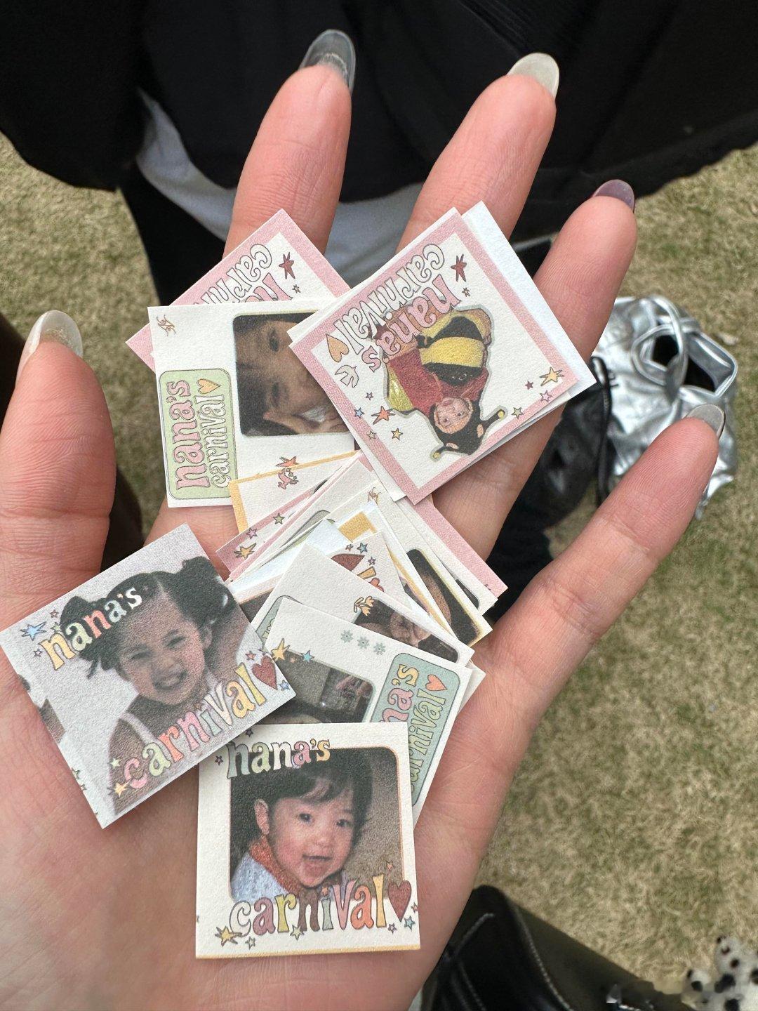 欧阳娜娜音乐会的彩带是自己照片娜娜审美真的在线！音乐会彩带印自己照片，创意感和可