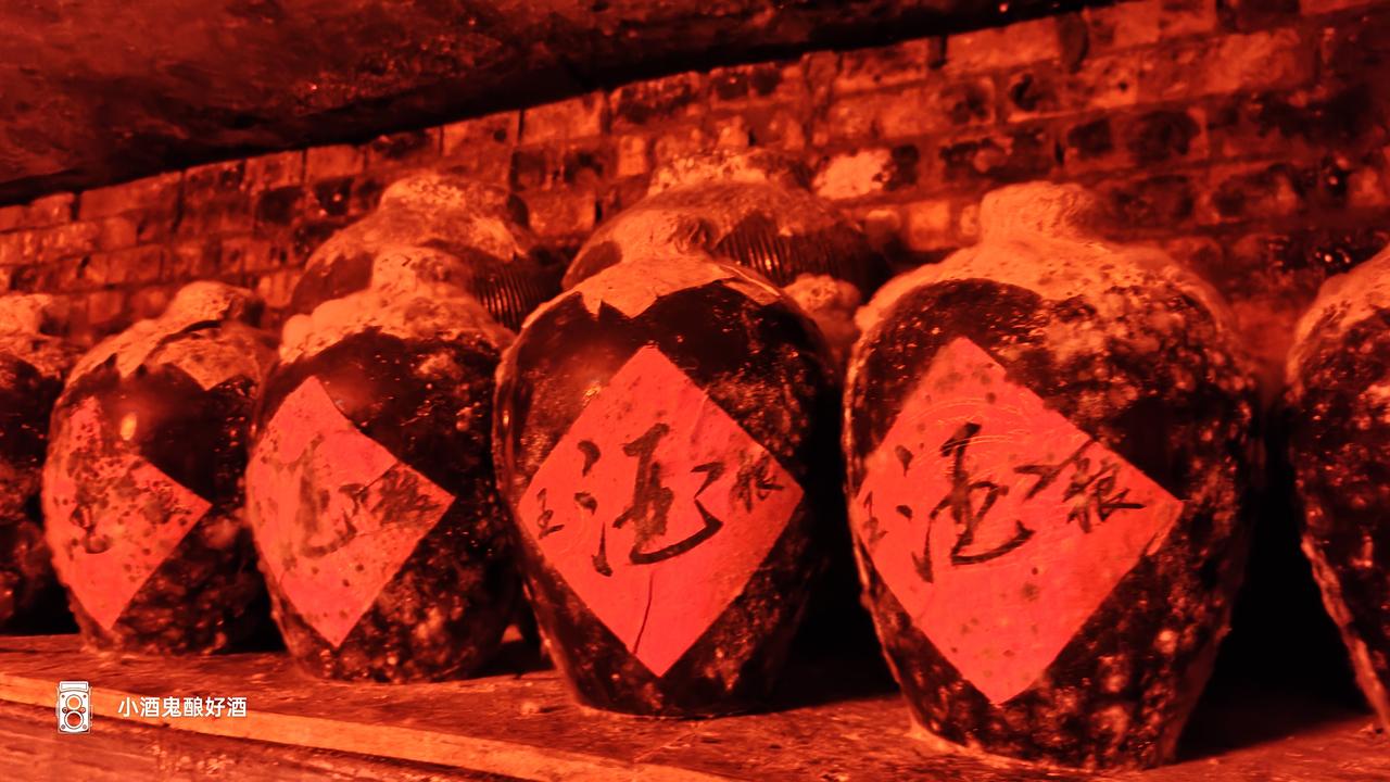 窖藏五粮酒  由高粱 糯米  大米  小麦 玉米 五种粮食酿造而成，窖藏存放。